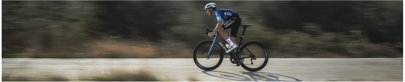 Die komplette Kollektion der offiziellen AG2R la Mondiale Outfits von ROSTI